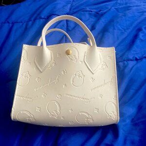 I’m selling this cute white purse that can go over you shoulder or u can carry
